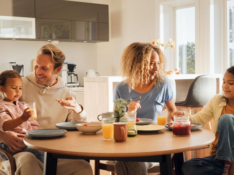 Familie rundt et bord